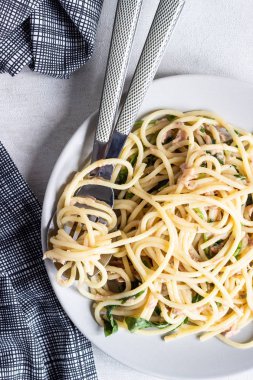 Ton balığı ve roka salatası (rucola) üzerinde gri bir tabak spagetti