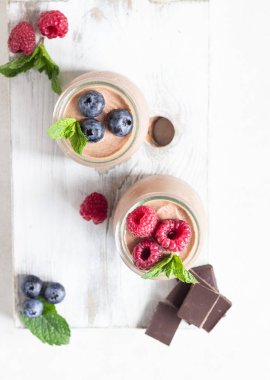 Bölümü cam kavanoz ahududu, yaban mersini ve açık gri renkli Nane çikolata tatlı (panna cotta, köpük ya da puding)