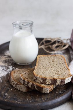 Eski ahşap tepsi dilimlenmiş Çavdar ekmek. 