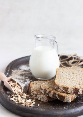 Eski ahşap tepsi dilimlenmiş Çavdar ekmek. 