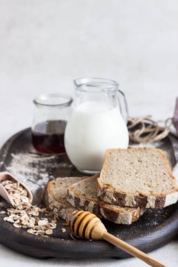 Eski ahşap tepsi dilimlenmiş Çavdar ekmek. 