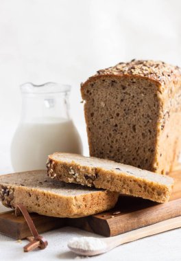 Ahşap kesme tahtası üzerinde tam tahıl çavdar ekmeği tohumları ile dilimlenmiş. 