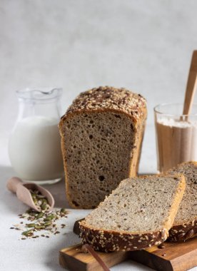 Ahşap kesme tahtası üzerinde tam tahıl çavdar ekmeği tohumları ile dilimlenmiş. 