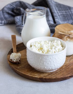 Hafif bir arka plan üzerinde farklı süt ürünleri. Lezzetli sağlıklı süt ürünleri.