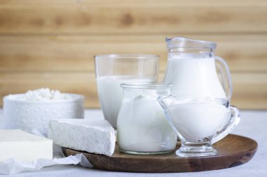 Hafif bir arka plan üzerinde farklı süt ürünleri. Lezzetli sağlıklı süt ürünleri.