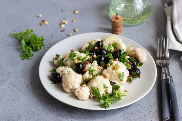 Salada Legumes Frescos Com Couve Flor Azeitonas Salsa Pinhões Uma — Fotografia de Stock