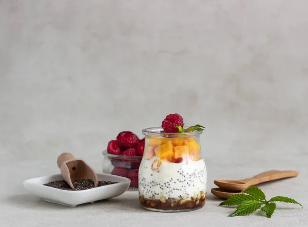 バニラのチアシードにはグラスで新鮮なラズベリー 桃のプリン 健康的なデザートの朝食 — ストック写真