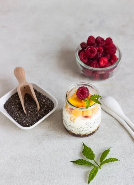 Vanille Chiasamen Pudding Gläsern Mit Frischen Himbeeren Und Pfirsichen Gesundes — Stockfoto