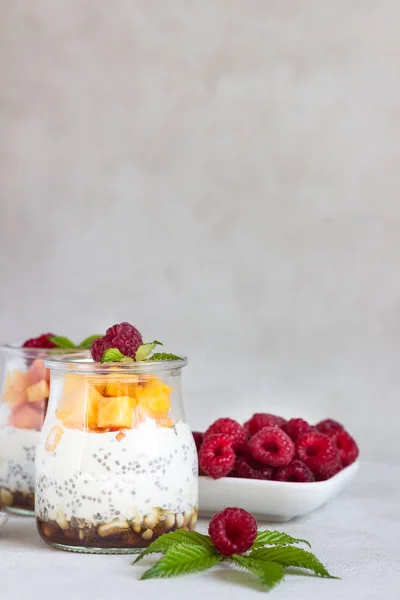 Vanilla Chia Seeds Pudding Glasses Fresh Raspberries Peaches Healthy Dessert — Stock Photo, Image