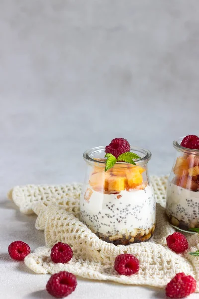バニラのチアシードにはグラスで新鮮なラズベリー 桃のプリン 健康的なデザートの朝食 — ストック写真