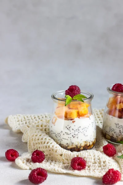 Vanille Chiasamen Pudding Gläsern Mit Frischen Himbeeren Und Pfirsichen Gesundes — Stockfoto