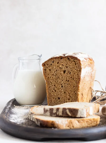 Pane Segale Affettato Vecchio Vassoio Legno — Foto Stock