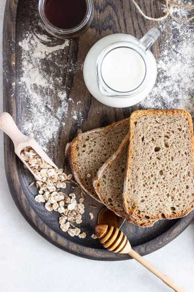 Pane Segale Affettato Vecchio Vassoio Legno — Foto Stock