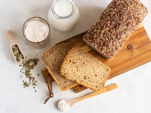 Pane Segale Integrale Affettato Con Semi Tagliere Legno — Foto Stock