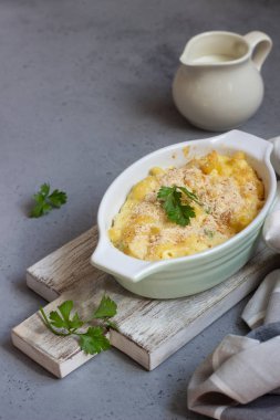 Balık ve yeşil bezelye beşamel sos içinde ışık kayrak, taş veya beton arka plan üzerinde bir pişirme çanağı ile ev yapımı makarna güveci. Metin için yer kopyalayın.