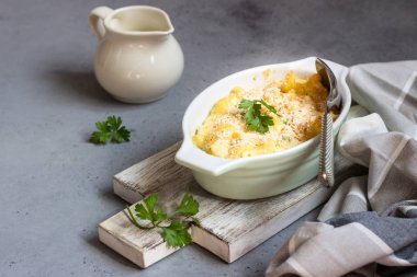 Balık ve yeşil bezelye beşamel sos içinde ışık kayrak, taş veya beton arka plan üzerinde bir pişirme çanağı ile ev yapımı makarna güveci. Metin için yer kopyalayın.