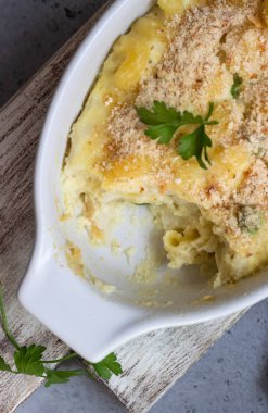 Balık ve yeşil bezelye beşamel sos içinde ışık kayrak, taş veya beton arka plan üzerinde bir pişirme çanağı ile ev yapımı makarna güveci. Metin için yer kopyalayın.