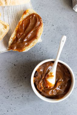 Ekmek süt karamel dulce de leche ile
