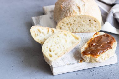 Ekmek süt karamel dulce de leche ile