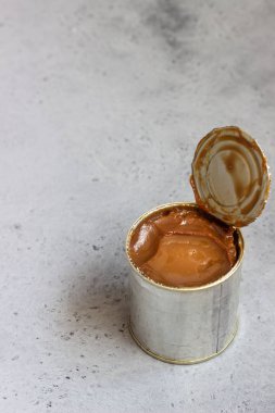 Dulce de leche doğal taş zemin üzerine metal teneke içinde.