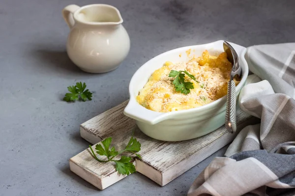 Cazuela Pasta Casera Con Pescado Guisante Verde Salsa Bechamel Molde —  Fotos de Stock