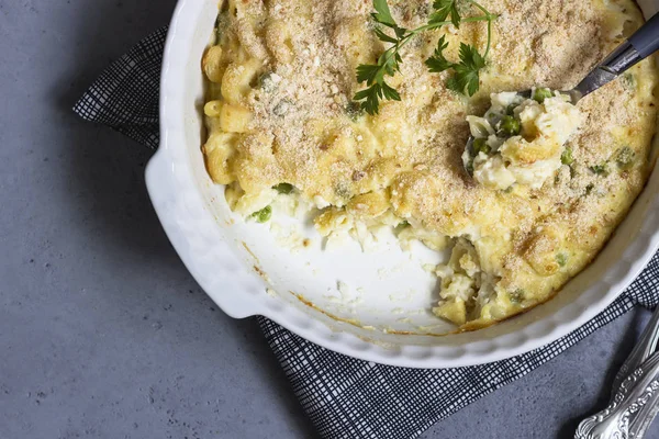 Caçarola Caseira Com Peixe Ervilha Verde Molho Bechamel Uma Assadeira — Fotografia de Stock