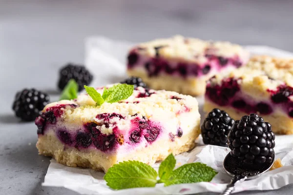 Barras Pastel Queso Con Moras Streusel Con Hojas Menta Papel — Foto de Stock