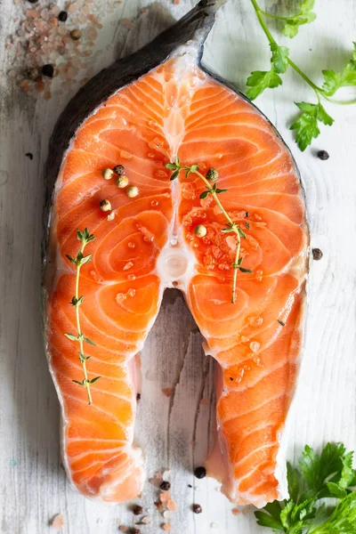 Porción Filete Fresco Salmón Crudo Con Hierbas Aromáticas Romero Tomillo — Foto de Stock