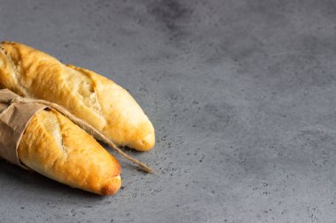 Baget gri beton zemin üzerine. Ekmek. Üstten görünüm. Metin için yer kopyalayın.