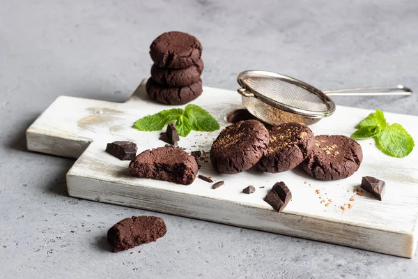 Шоколадное Печенье Кусочки Шоколада Мяты Какао Порошка Белой Деревянной Доске — стоковое фото