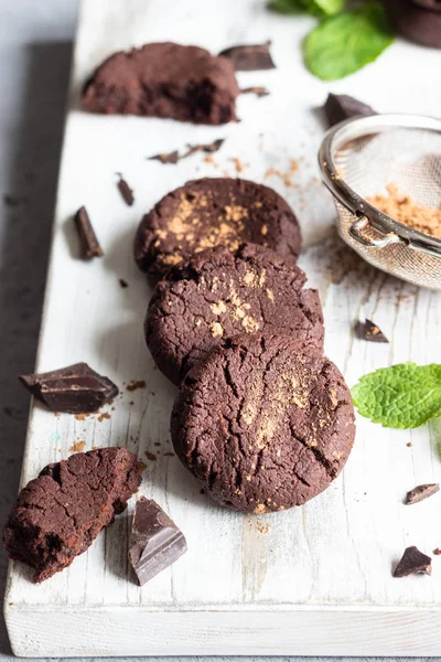 Galletas Chocolate Trozos Chocolate Menta Cacao Polvo Una Tabla Cortar — Foto de Stock