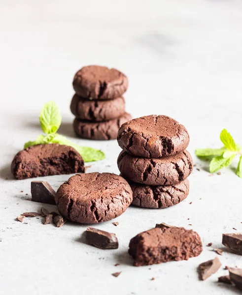 Galletas Chocolate Con Trozos Chocolate Menta Sobre Fondo Hormigón Gris — Foto de Stock