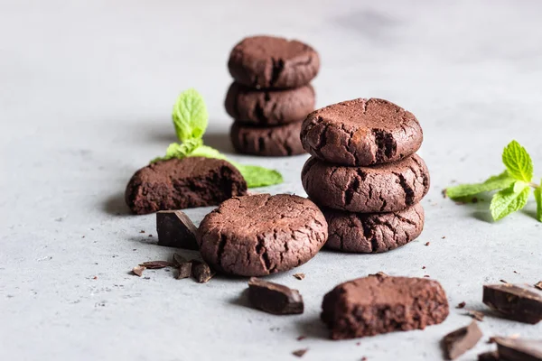 Choklad Cookies Med Bitar Choklad Och Mint Grå Betong Bakgrund — Stockfoto