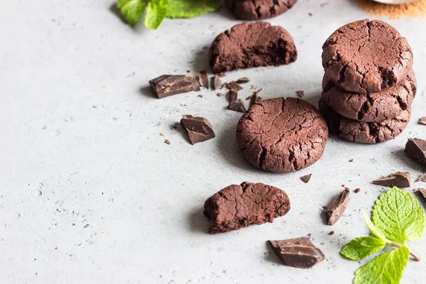 Galletas Chocolate Con Trozos Chocolate Menta Sobre Fondo Hormigón Gris — Foto de Stock