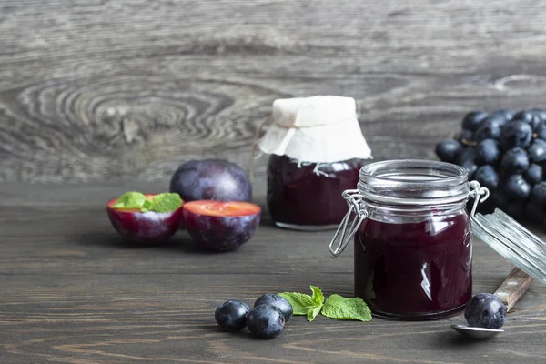 Dulce Mermelada Casera Ciruela Uva Frutas Con Menta Una Mesa — Foto de Stock