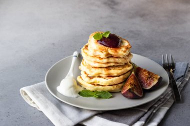 Nane ve kaşık içinde doğal yoğurt ev yapımı kabarık gözleme incir reçeli ve meyve ile süslenmiş