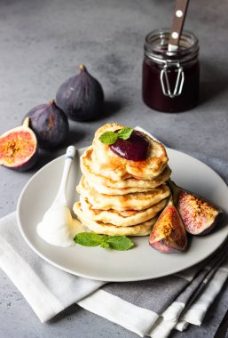 Nane ve kaşık içinde doğal yoğurt ev yapımı kabarık gözleme incir reçeli ve meyve ile süslenmiş