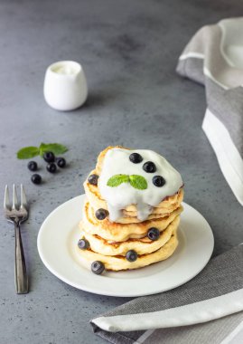 Yaban mersini, Yunan yoğurt ve nane yaprağı üstte ile Pancakes. 