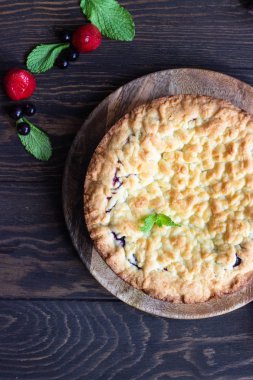 Ev yapımı shortcrust pasta kek ve eski ahşap masa arka plan üzerine nane ile taze çilek meyve veya reçel. Meyve veya berry (kiraz, Erik, çilek, ahududu) ile ev yapımı hamur işleri reçel.