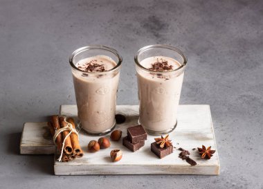 Gözlük gri beton zemin üzerine çikolata parçaları ile lezzetli çikolata meşrubatının (milkshake, kokteyl ya da iki yüzlü).