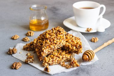 Tatlı barlar bal karamel ceviz yapılmış. Gozinaki - karamelize fındık yapılan geleneksel Gürcü Konfeksiyon.