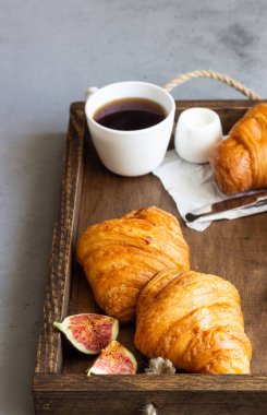 Eski ahşap tepsi fincan kahve, reçel kavanoz, taze incir ve ay çöreği. Kahvaltı saati