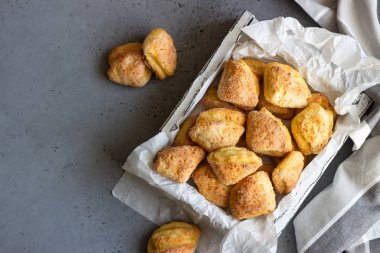 Süzme peynir ve şeker kurabiye (üçgenler, açı) beyaz bir kutu içinde fırından yeni çıkmış. Kaz ayağı. Paskalya tarifi.