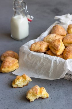 Süzme peynir ve şeker kurabiye (üçgenler, açı) beyaz bir kutu içinde fırından yeni çıkmış. Kaz ayağı. Paskalya tarifi.