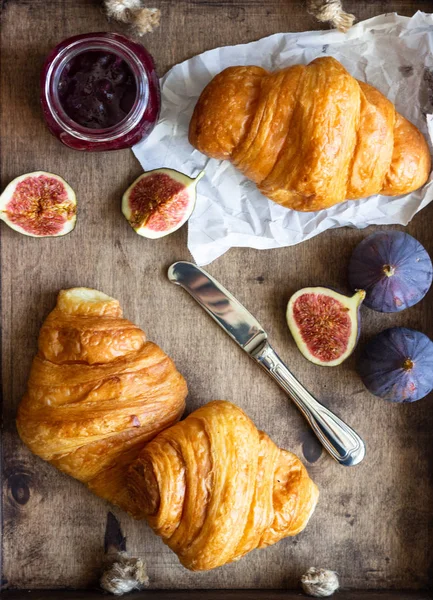 Gamla Träbricka Med Croissanter Sylt Burk Och Färska Fikon Frukost — Stockfoto