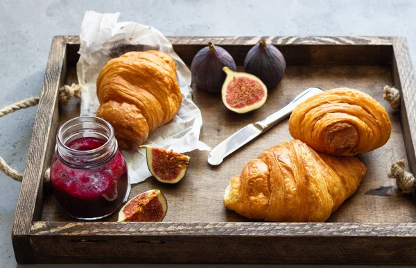 Gamla Träbricka Med Croissanter Sylt Burk Och Färska Fikon Frukost — Stockfoto