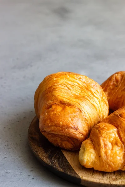 Färskt Smör Croissanter Träplatta Grå Betong Bakgrund — Stockfoto