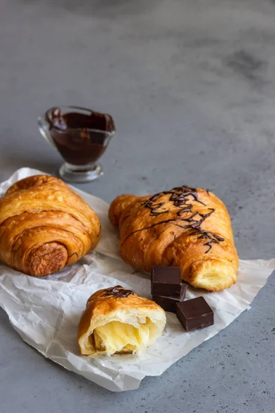 Läckra Croissanter Med Choklad Grå Betong Bakgrund — Stockfoto