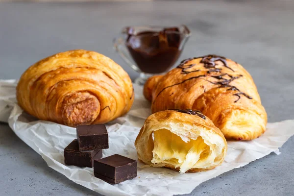 Läckra Croissanter Med Choklad Grå Betong Bakgrund — Stockfoto
