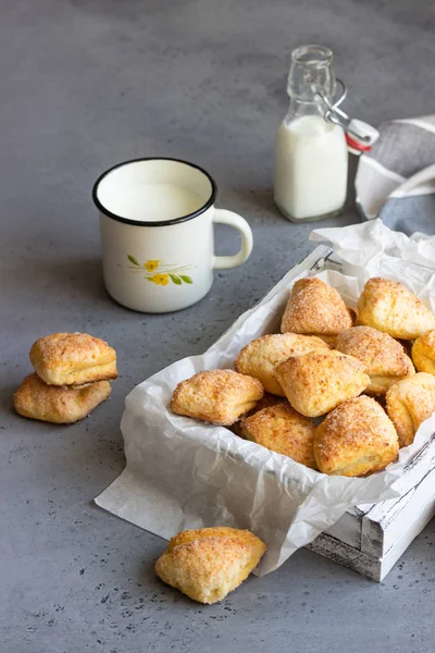カッテージ チーズと砂糖のクッキー 三角形 が白いボックスで焼きたてください カラスの足 イースター レシピ — ストック写真